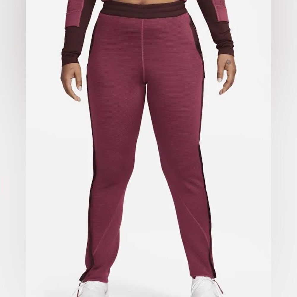 Nike Women’s Thermal Fit Training pants large maroon